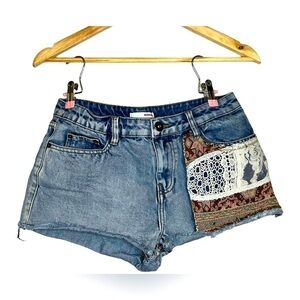 ***SALE*** Boho Bongo jean shorts. Patch work on the left leg. Size 5.​​…